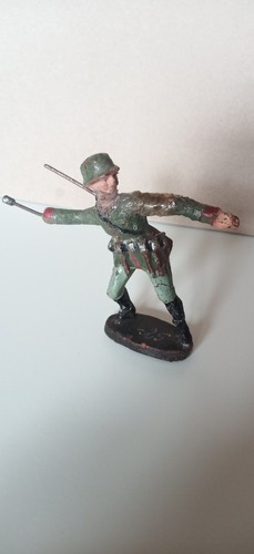 Soldat mit handgranate vor - mit,