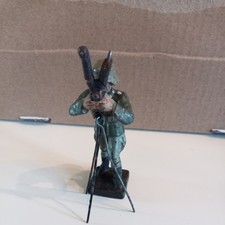 Soldat mit Entfernungsmesser